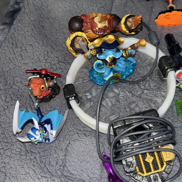 Skylabders portal, Wii game, and action figurines pictured - Picture 6 of 6